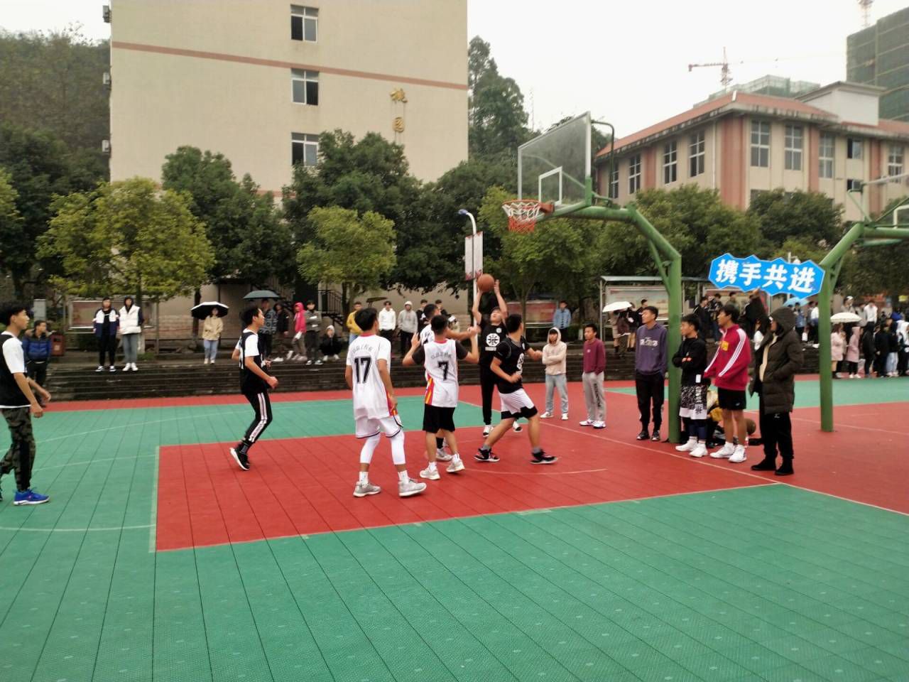 365足球网站与信息智能工程系开展篮球友谊赛.jpg